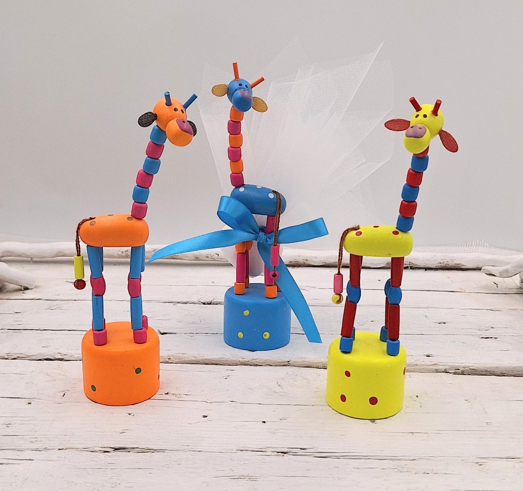 Μπομπονιέρα ξύλινη καμηλοπάρδαλη σε έξι χρώματα