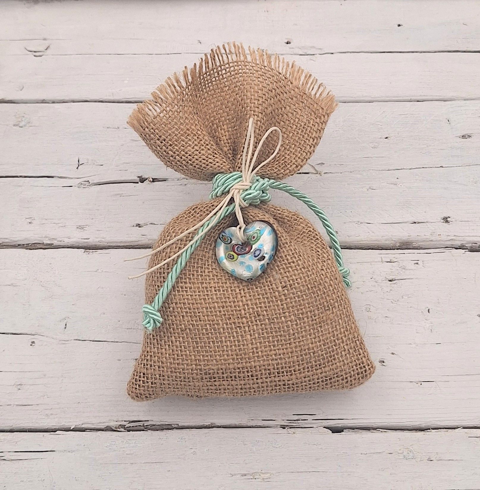 Μπομπονιέρα πουγκί λινάτσα με καρδιά μουράνο