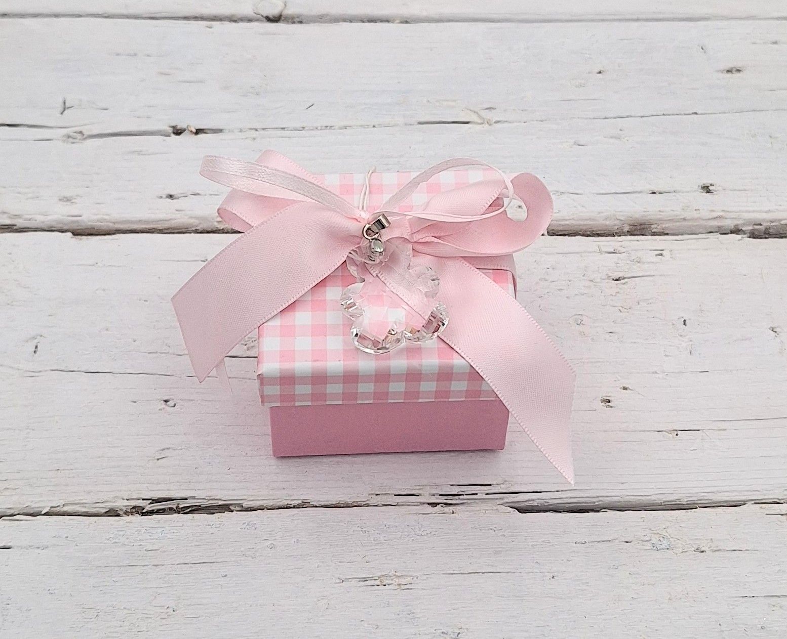 Μπομπονιέρα κουτάκι χάρτινο καρώ με αρκουδάκι κρυστάλλινο