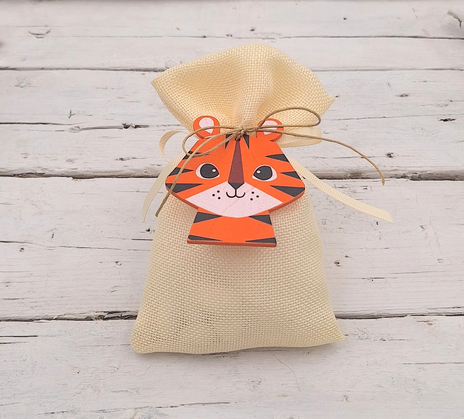 Μπομπονιέρα πουγκί καμβάς με ξύλινο διακοσμητικό τίγρης