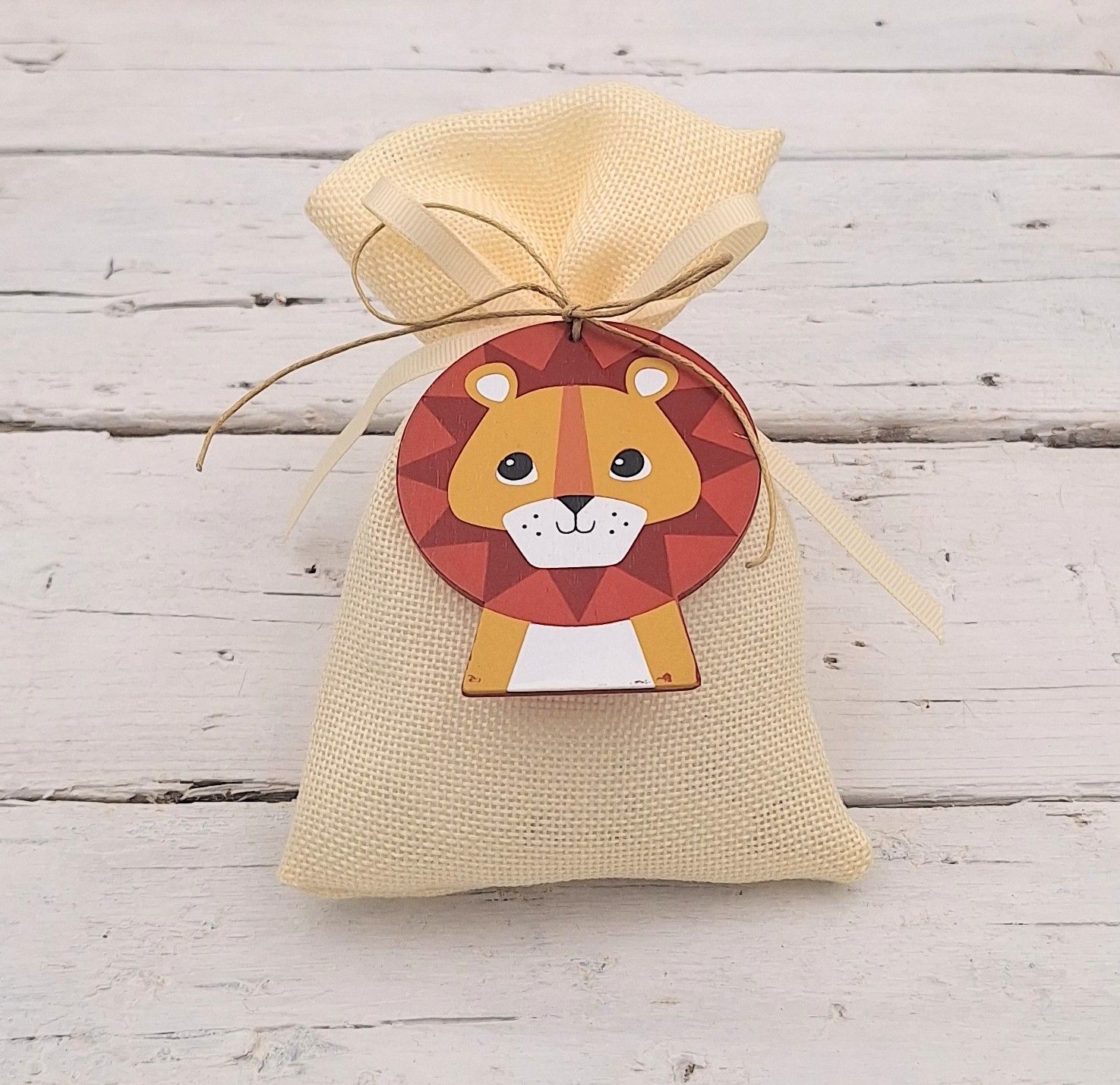 Μπομπονιέρα πουγκί καμβάς με ξύλινο διακοσμητικό λιοντάρι
