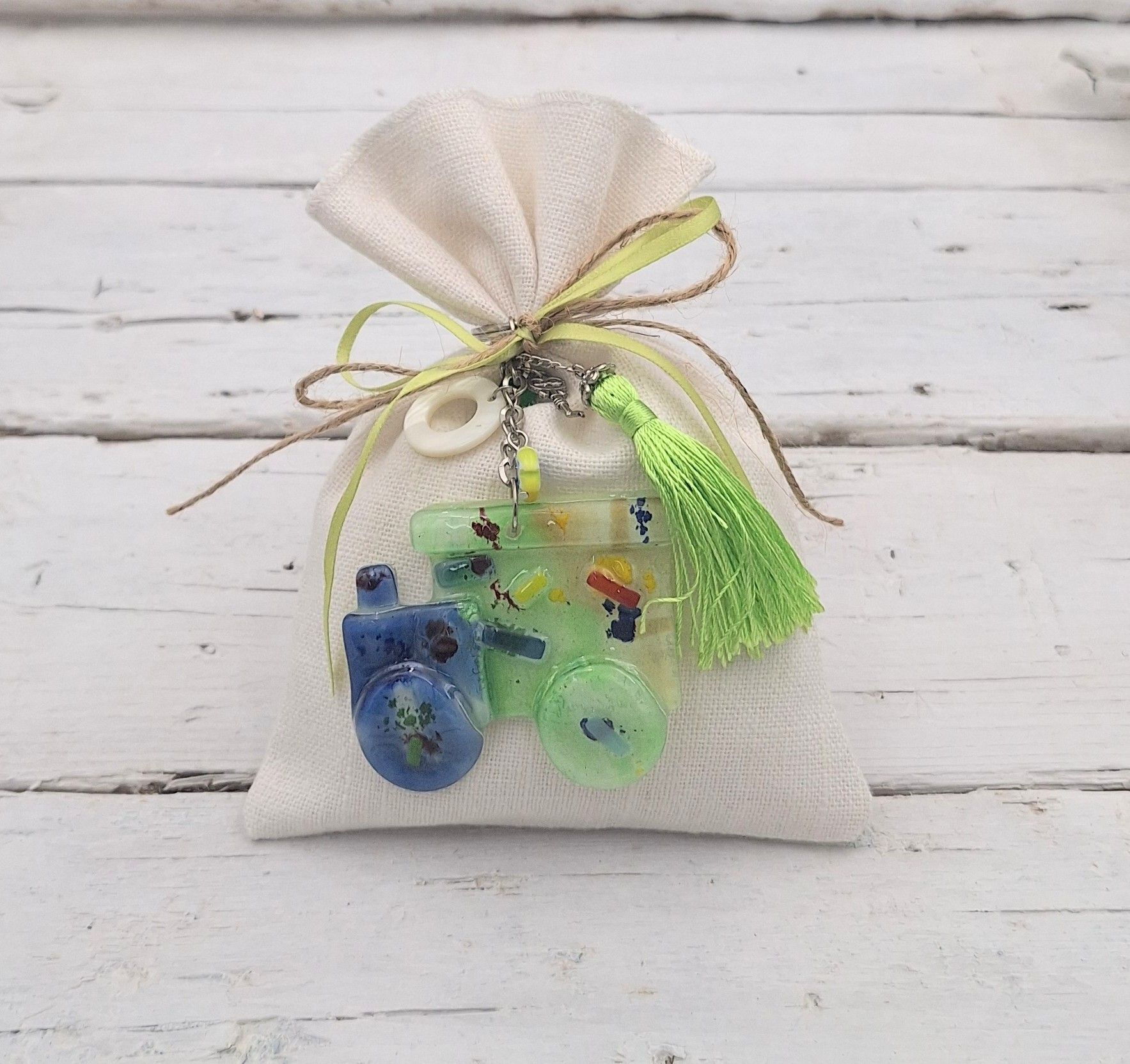 Μπομπονιέρα πουγκί λινό με μπρελόκ τρενάκι μουράνο