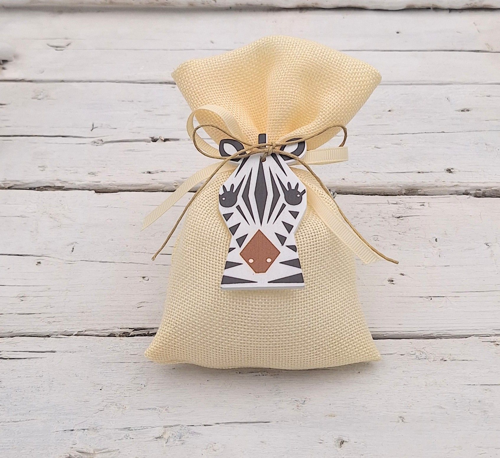 Μπομπονιέρα πουγκί καμβάς με ξύλινο διακοσμητικό ζέβρα